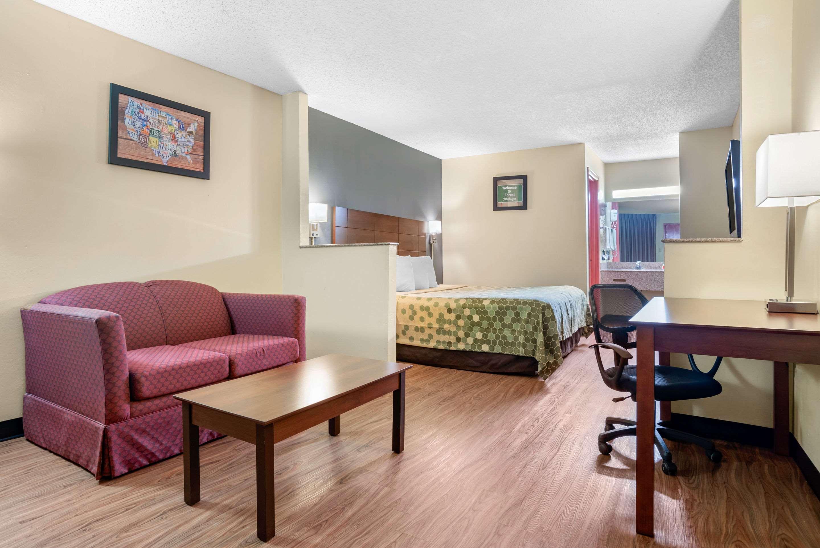Econo Lodge Inn & Suites Forest Exteriér fotografie