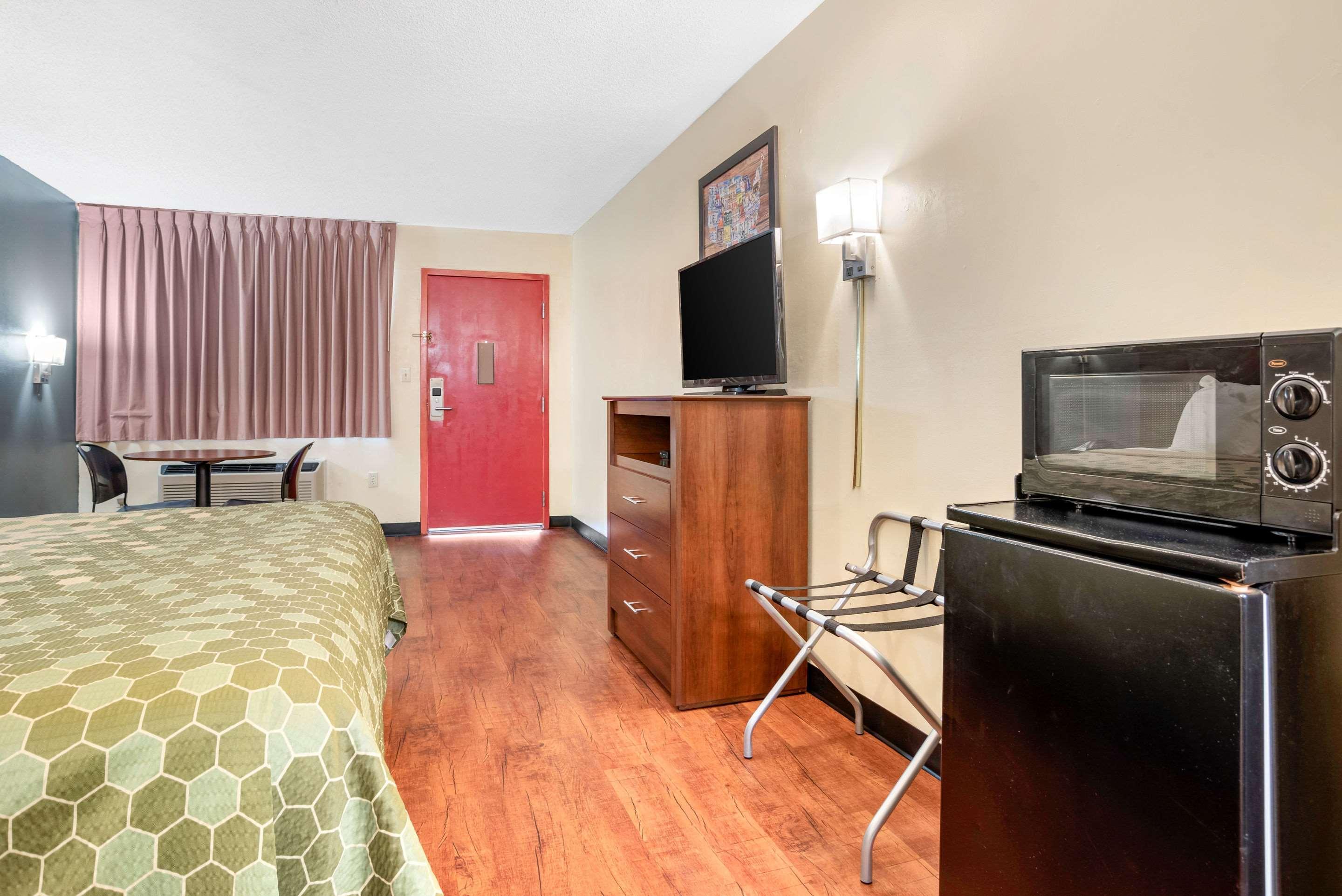 Econo Lodge Inn & Suites Forest Exteriér fotografie