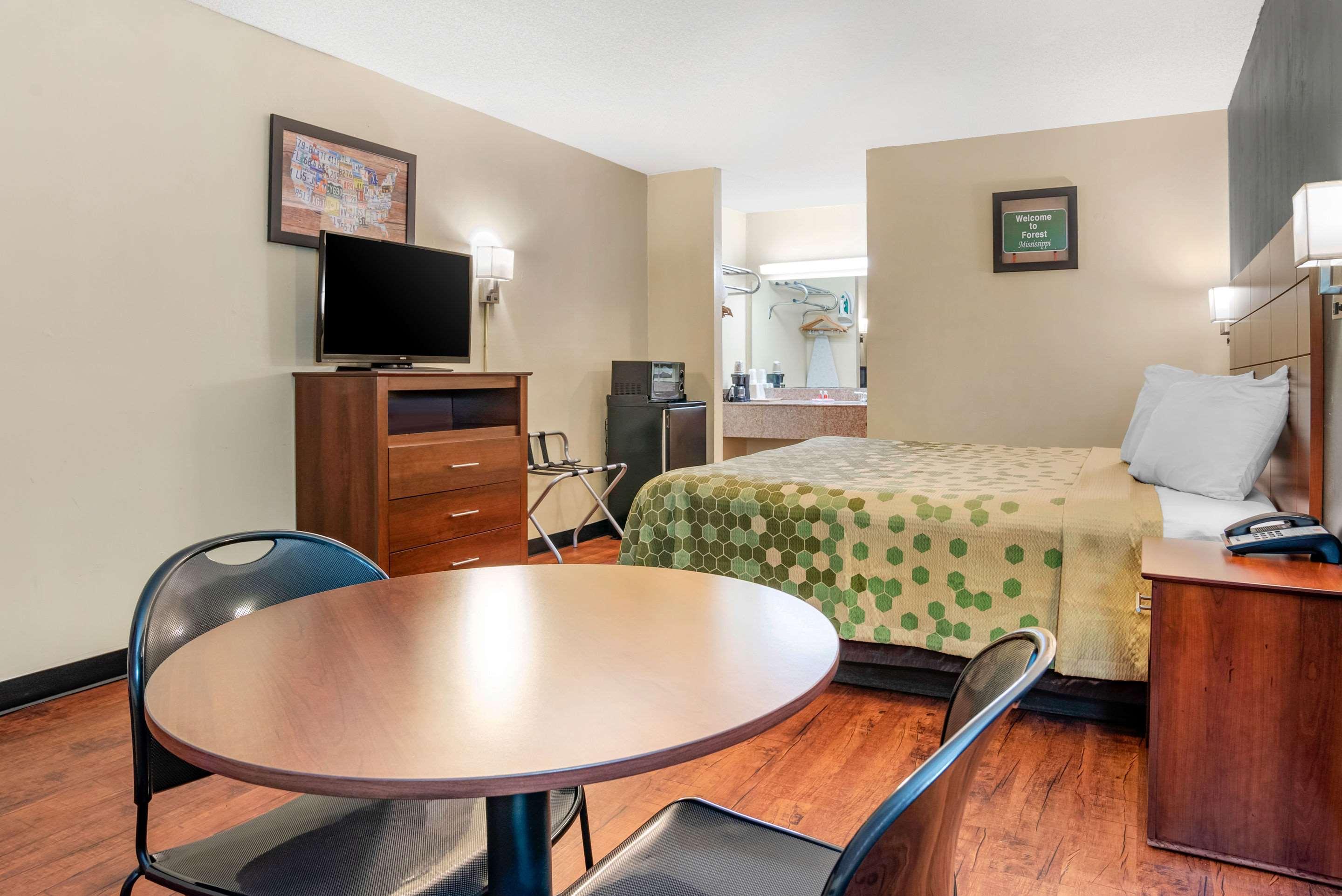 Econo Lodge Inn & Suites Forest Exteriér fotografie