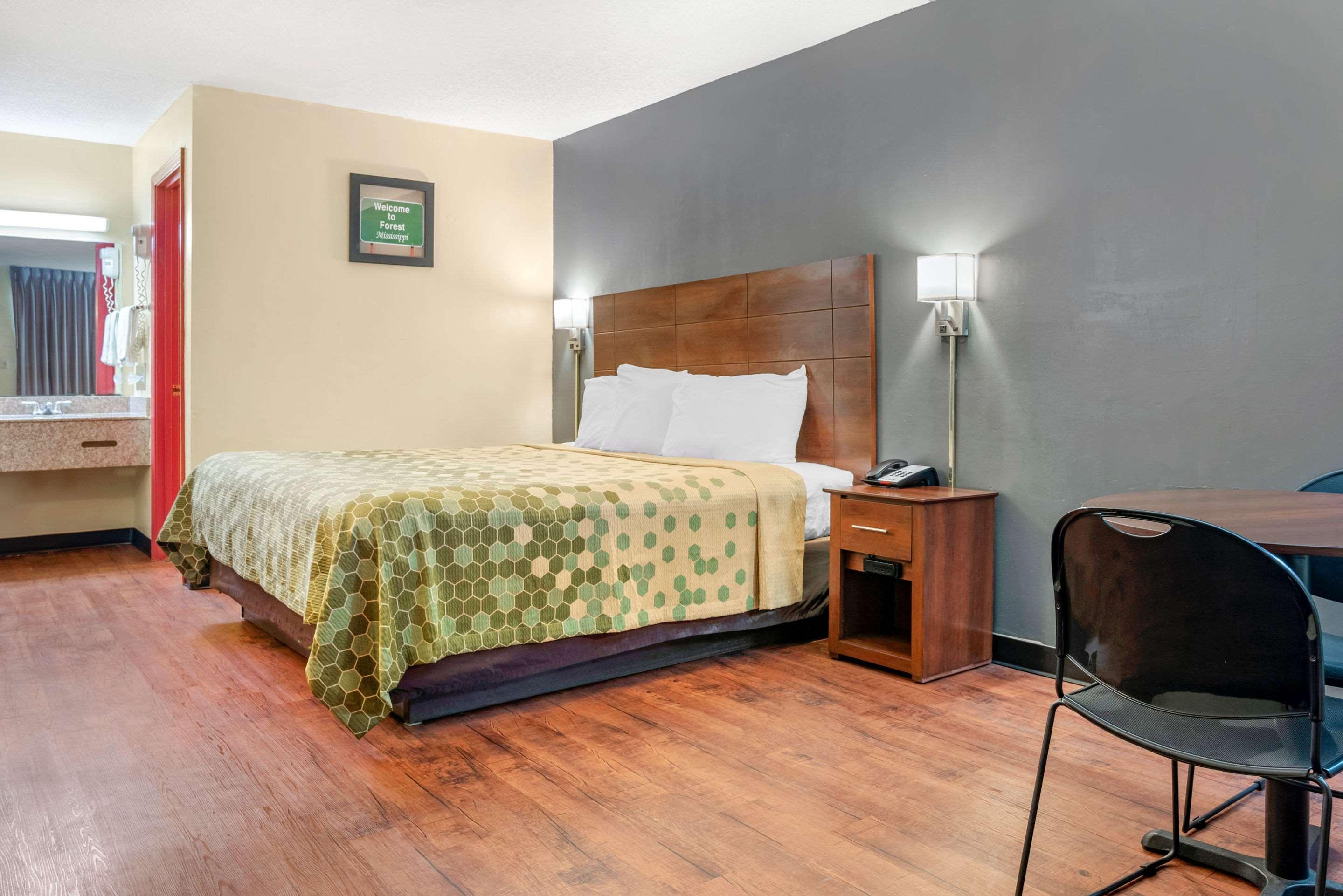 Econo Lodge Inn & Suites Forest Exteriér fotografie