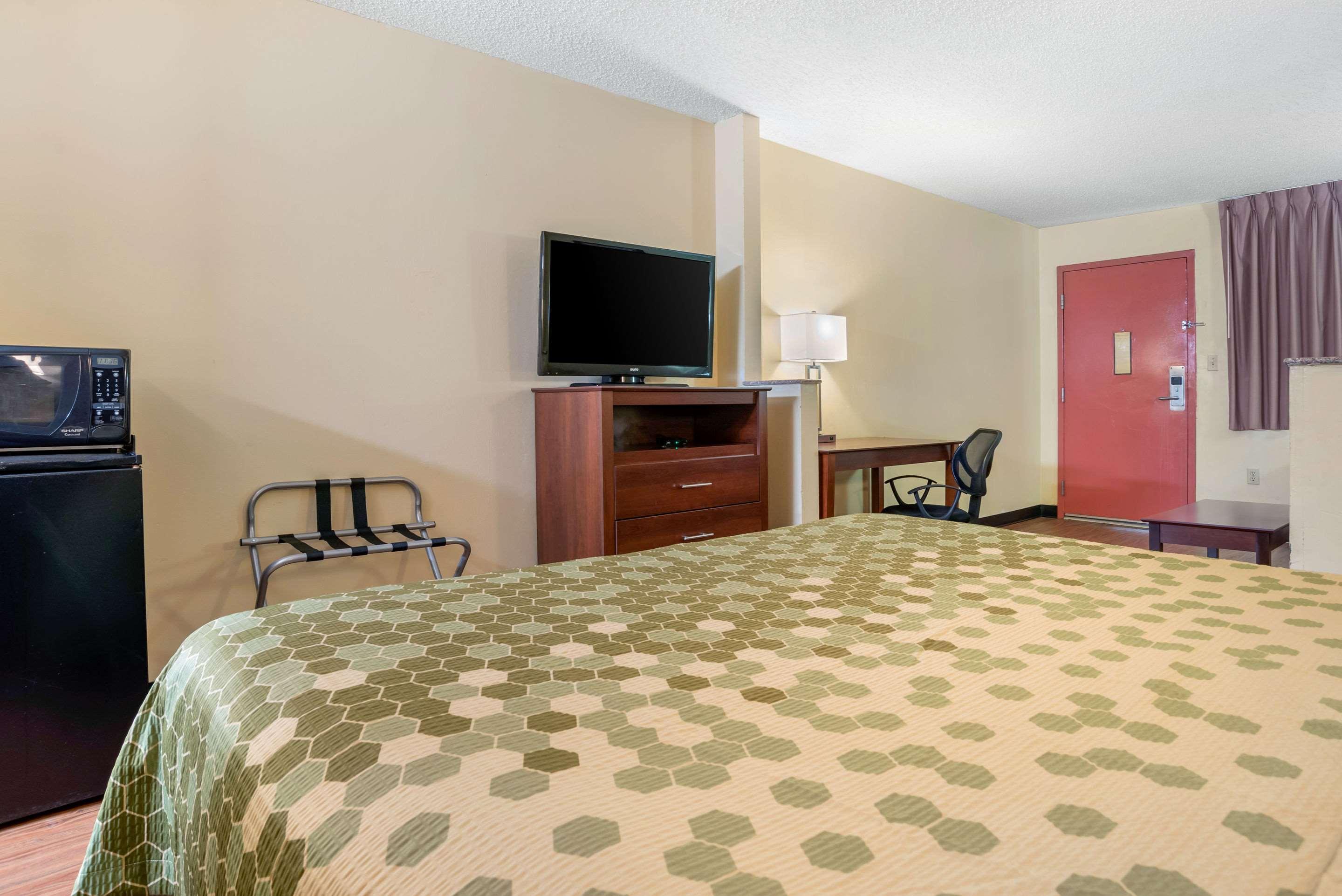 Econo Lodge Inn & Suites Forest Exteriér fotografie