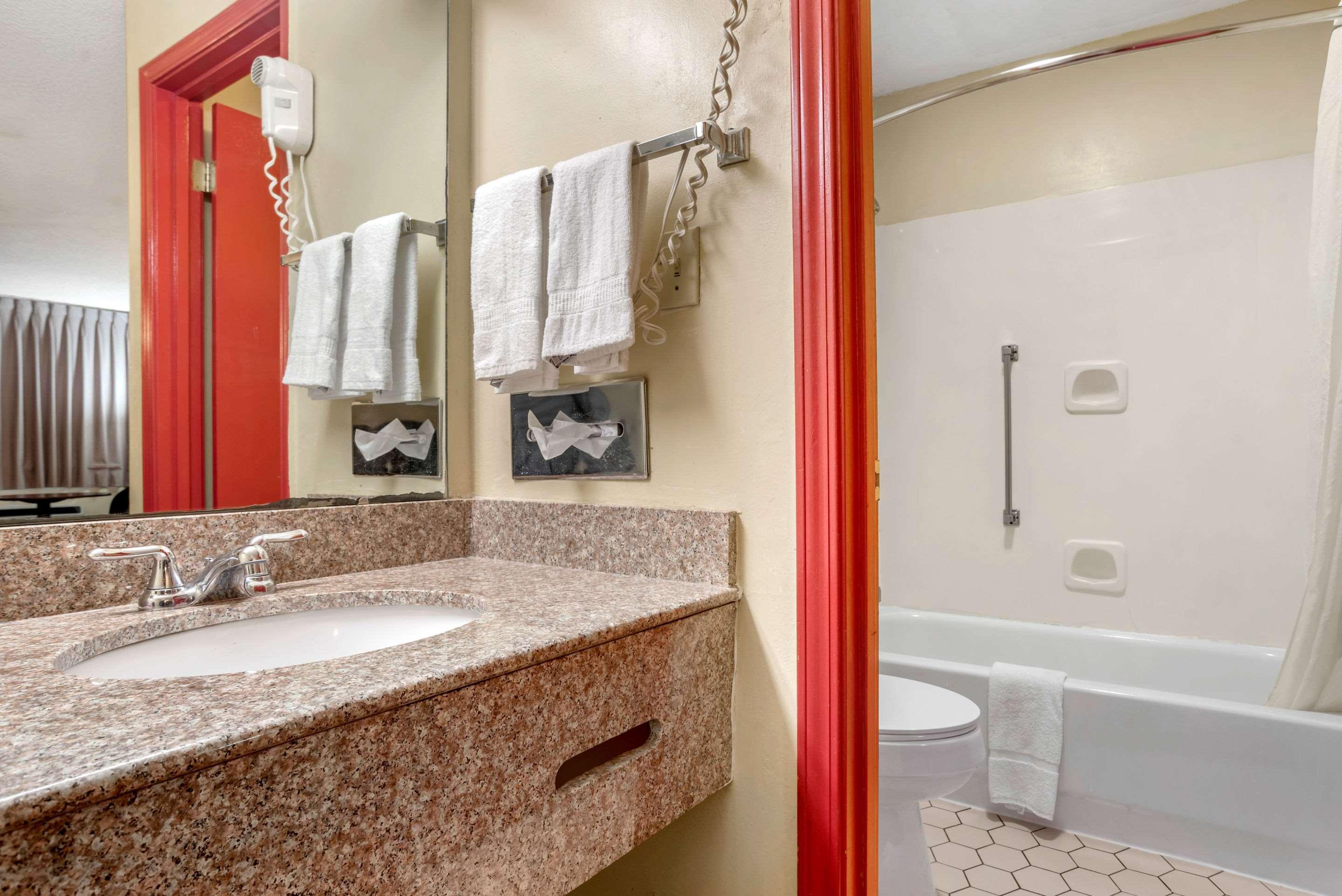 Econo Lodge Inn & Suites Forest Exteriér fotografie