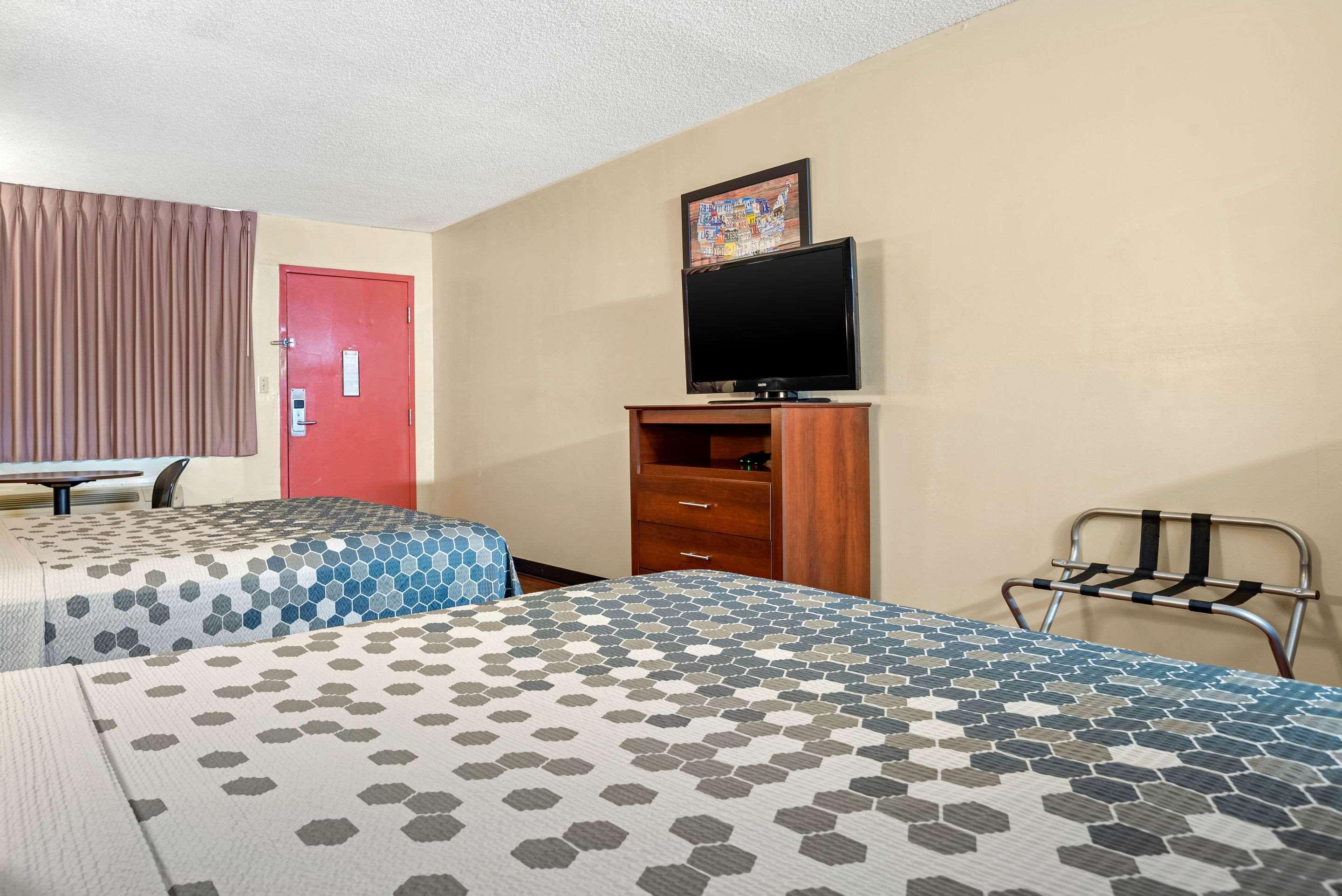 Econo Lodge Inn & Suites Forest Exteriér fotografie