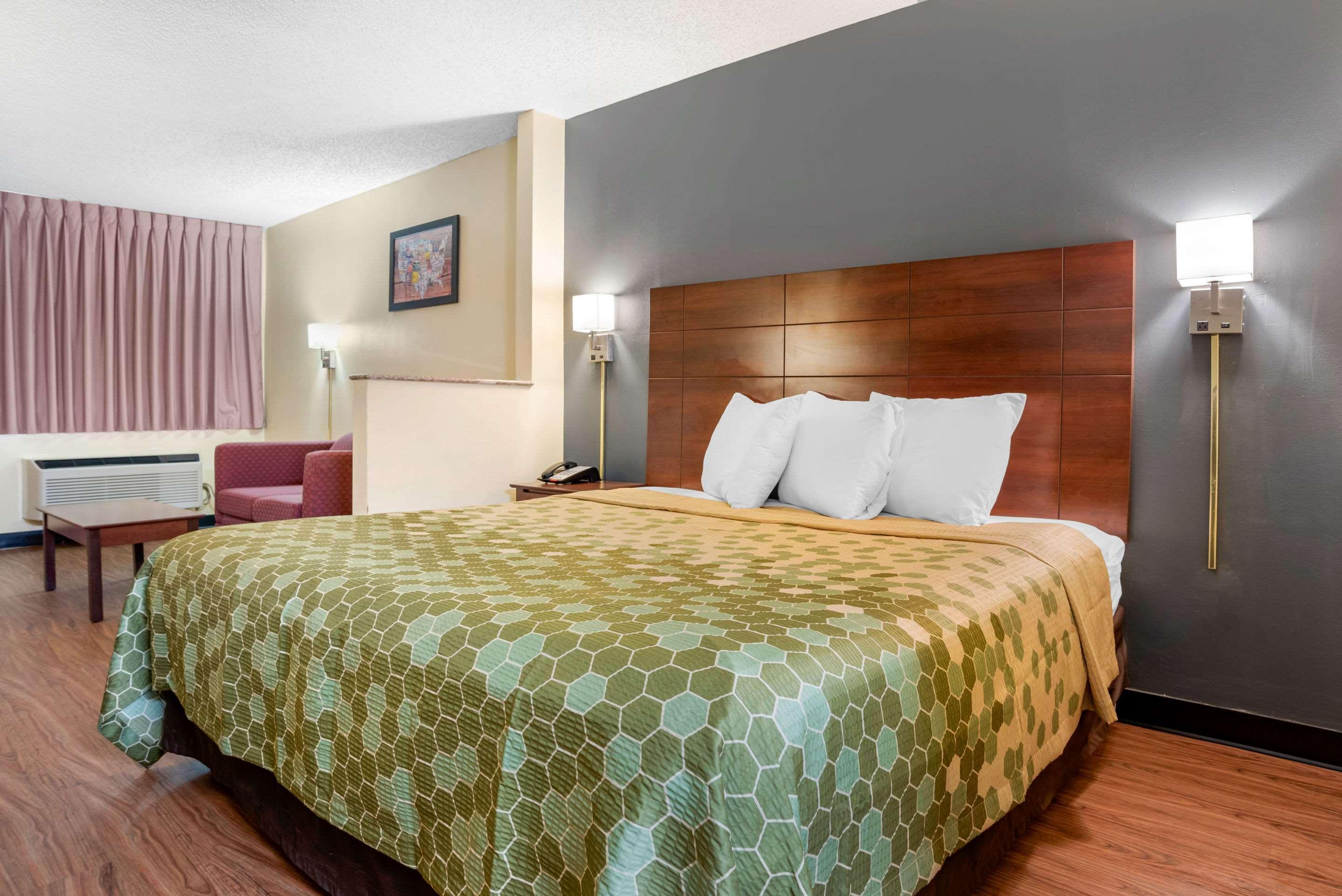 Econo Lodge Inn & Suites Forest Exteriér fotografie