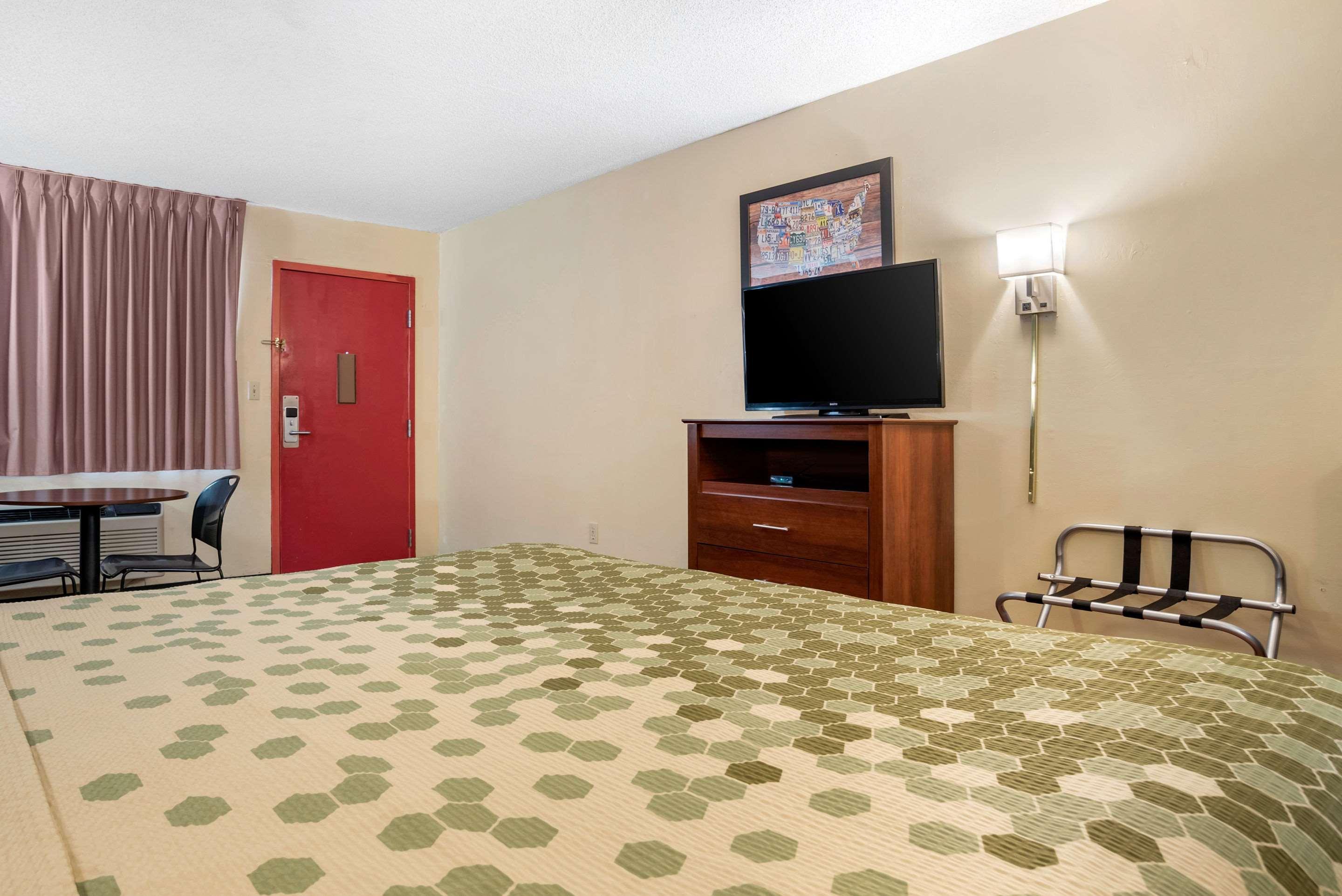 Econo Lodge Inn & Suites Forest Exteriér fotografie