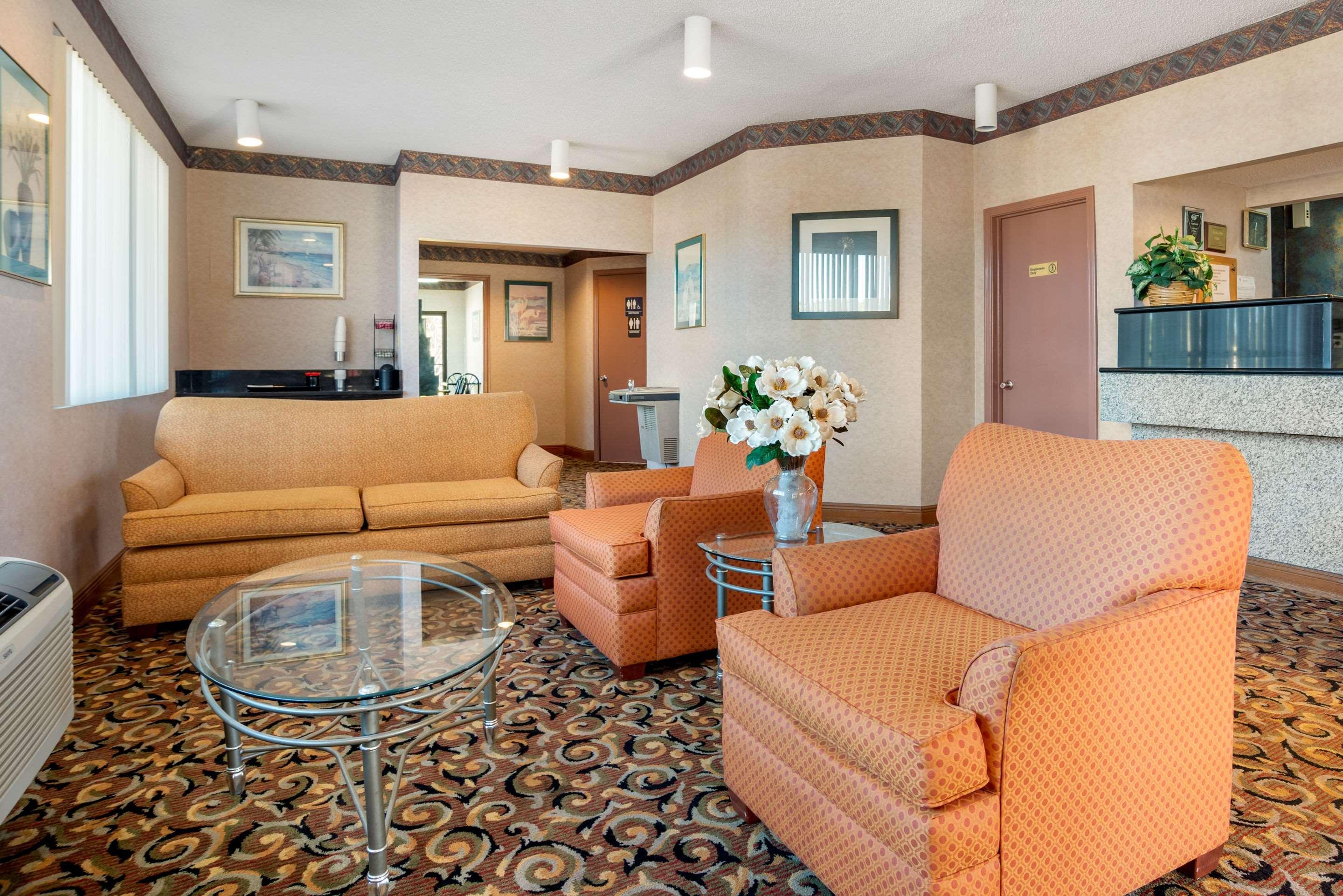 Econo Lodge Inn & Suites Forest Exteriér fotografie