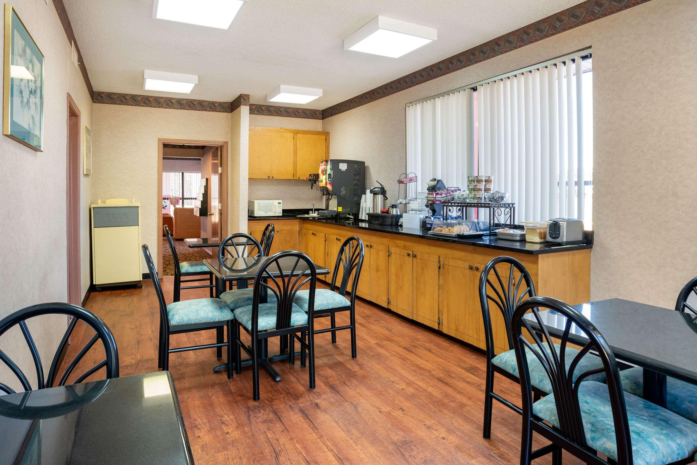 Econo Lodge Inn & Suites Forest Exteriér fotografie