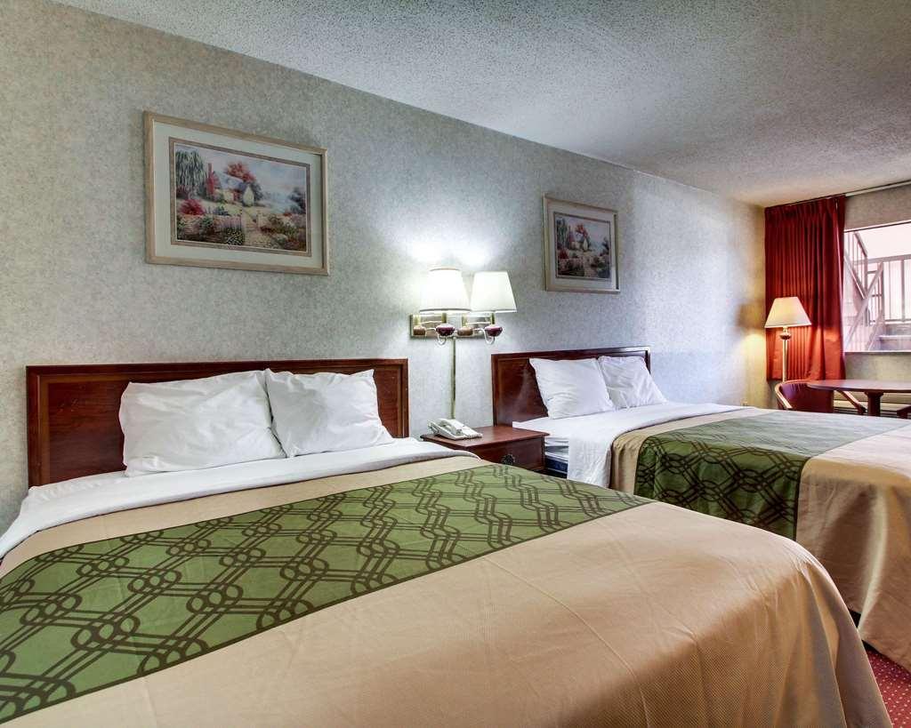 Econo Lodge Inn & Suites Forest Pokoj fotografie