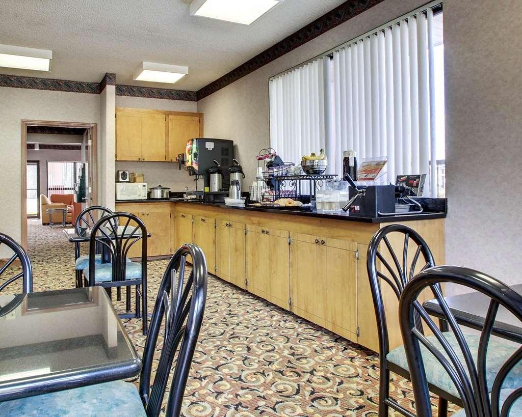 Econo Lodge Inn & Suites Forest Restaurace fotografie