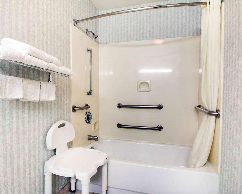 Econo Lodge Inn & Suites Forest Pokoj fotografie