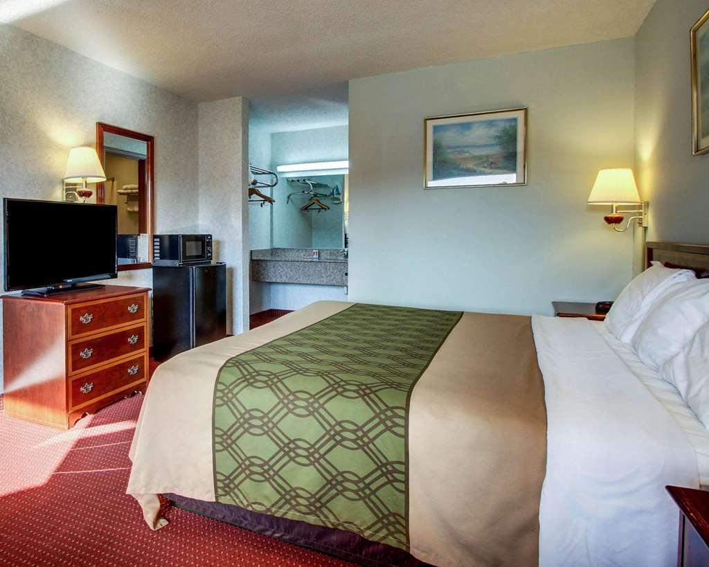 Econo Lodge Inn & Suites Forest Pokoj fotografie